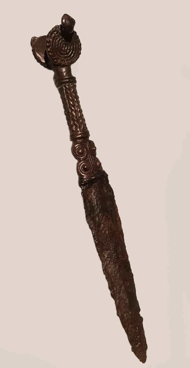 Bronze and iron dagger from Saruq Al-Hadid